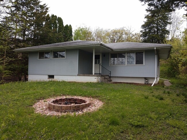 Primary Photo - 3 bedroom 1 bath house in Davenport