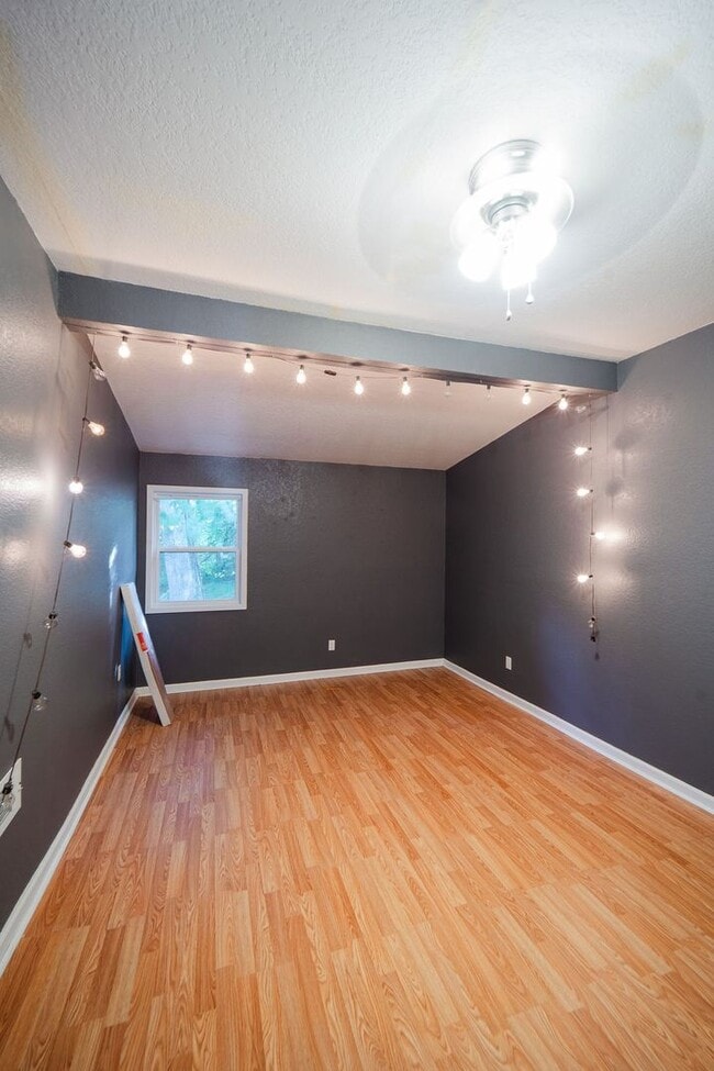 Building Photo - Cute 3,2 Right in the heart of HSV!!