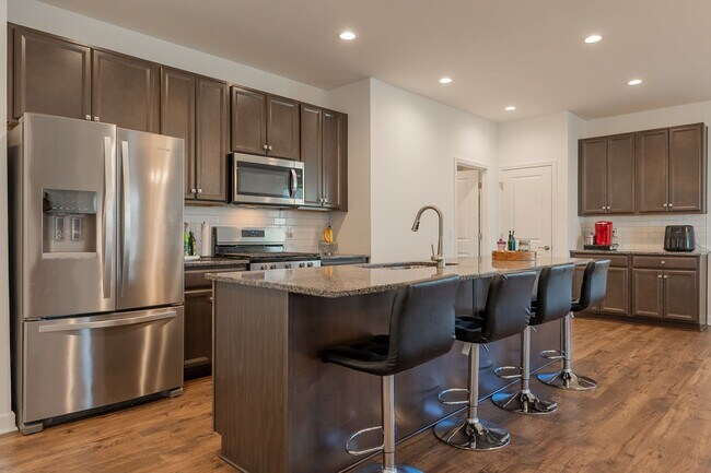 Building Photo - Modern Home with Open Floor Plan in Blacks...