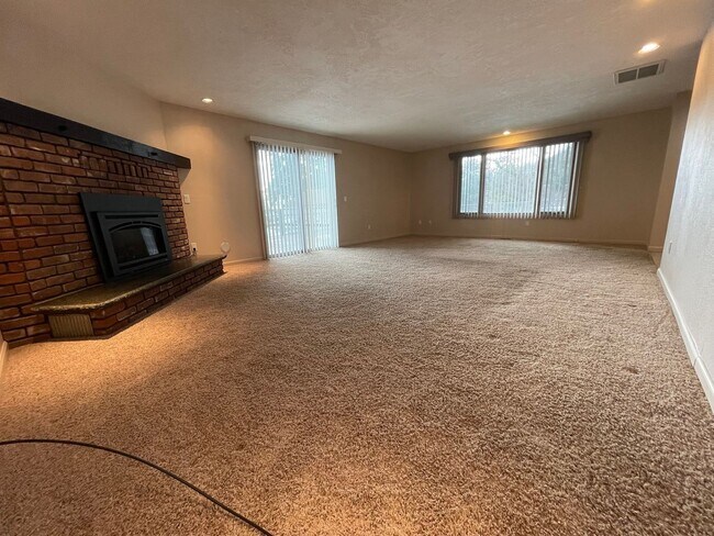 Building Photo - 3 Bedroom Home in White Salmon For Rent