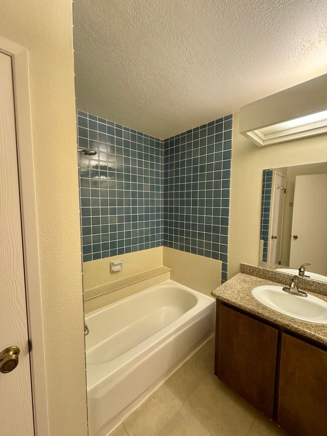 Building Photo - Spacious Townhouse in the Desired Bancroft...