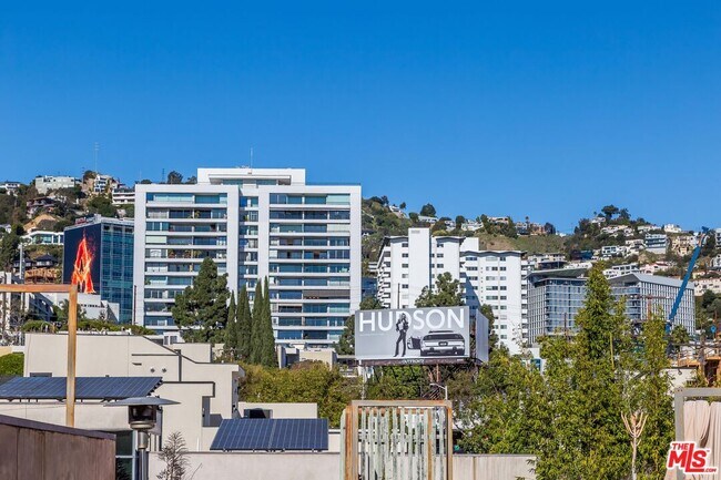 Building Photo - 900 N W Knoll Dr