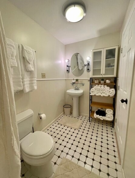 Building Photo - 1515 W Concho Ave