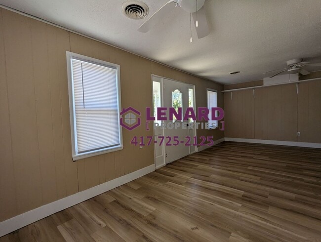 Building Photo - Charming 3 Bedroom House!