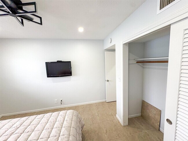 Building Photo - 4541 N Ocean Dr