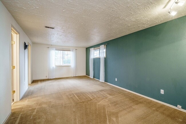 Building Photo - 3 Bedroom 2 Bath Single Level with Fence B...