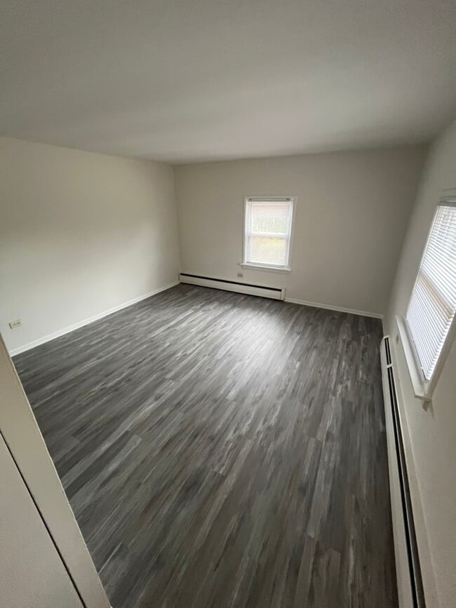 Building Photo - 602 E Maple St