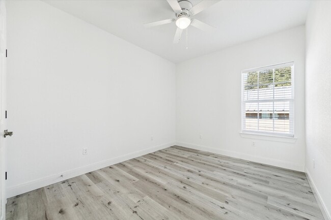 Building Photo - 122 W Mulberry Ave