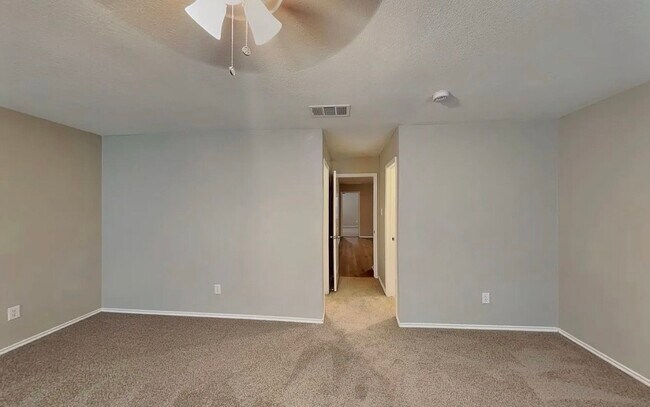 Building Photo - MOVE IN READY