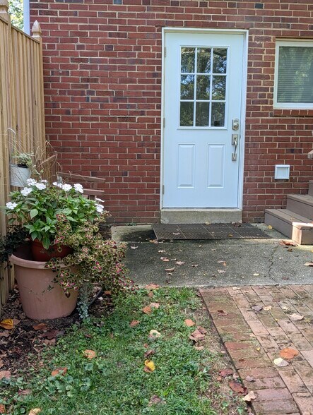 Rental unit entryway - 14519 Dowling Dr