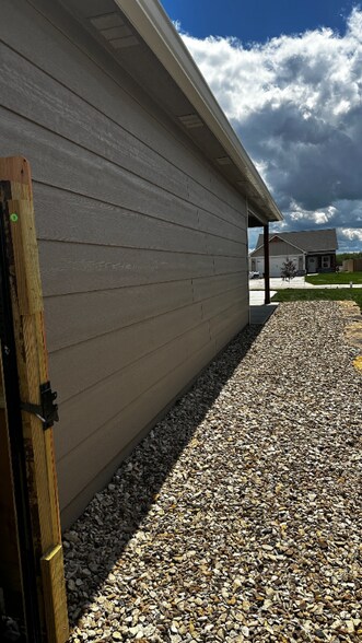 Building Photo - 9901 Weeping Willow Dr