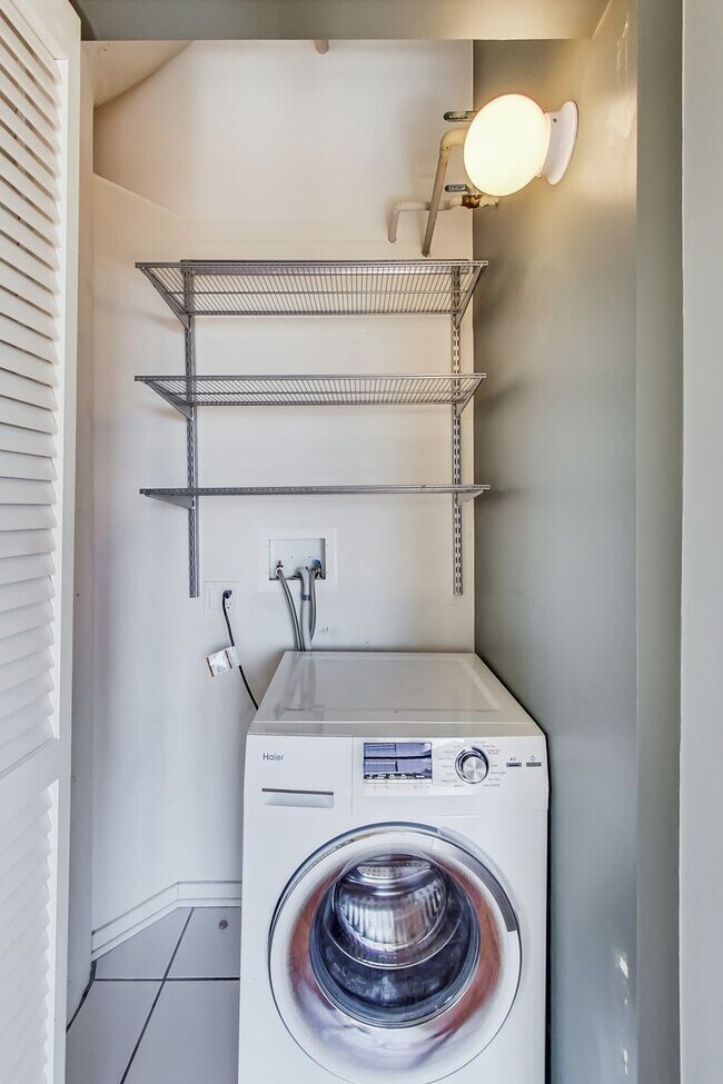 Building Photo - SW CORNER 2 BED / 2 BATH CONDO IN UNIVERSI...