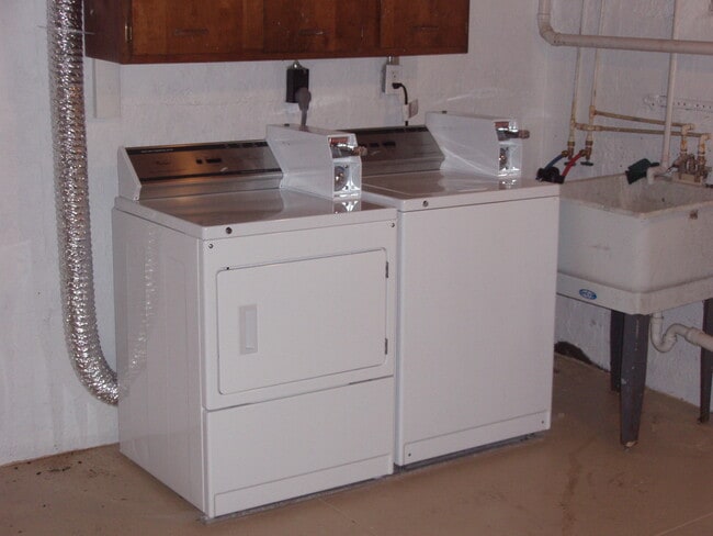 Building Photo - 2338 Flora St