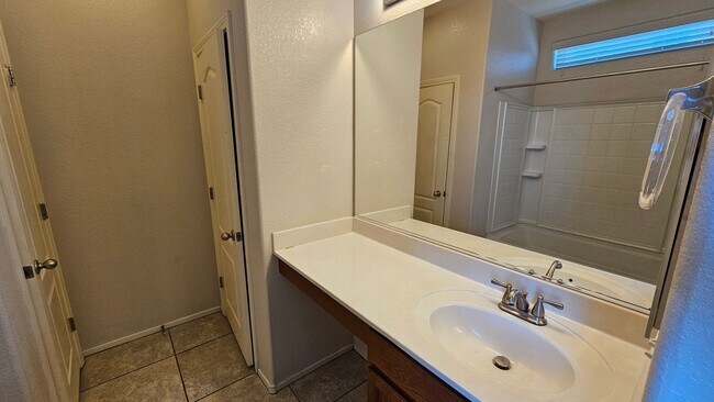 Building Photo - Spacious 3 bedroom Town home in Henderson!!!
