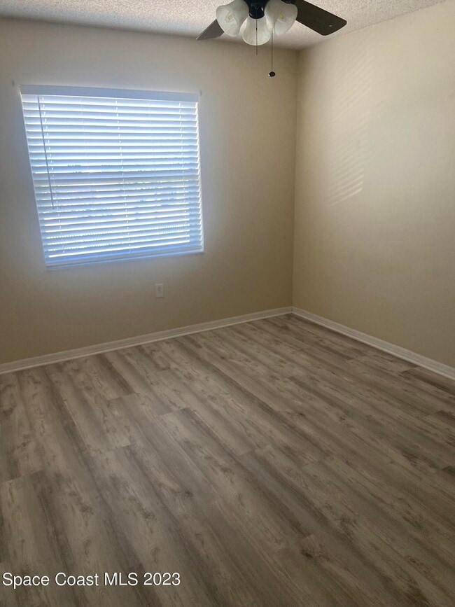 Building Photo - 290 Spring Dr