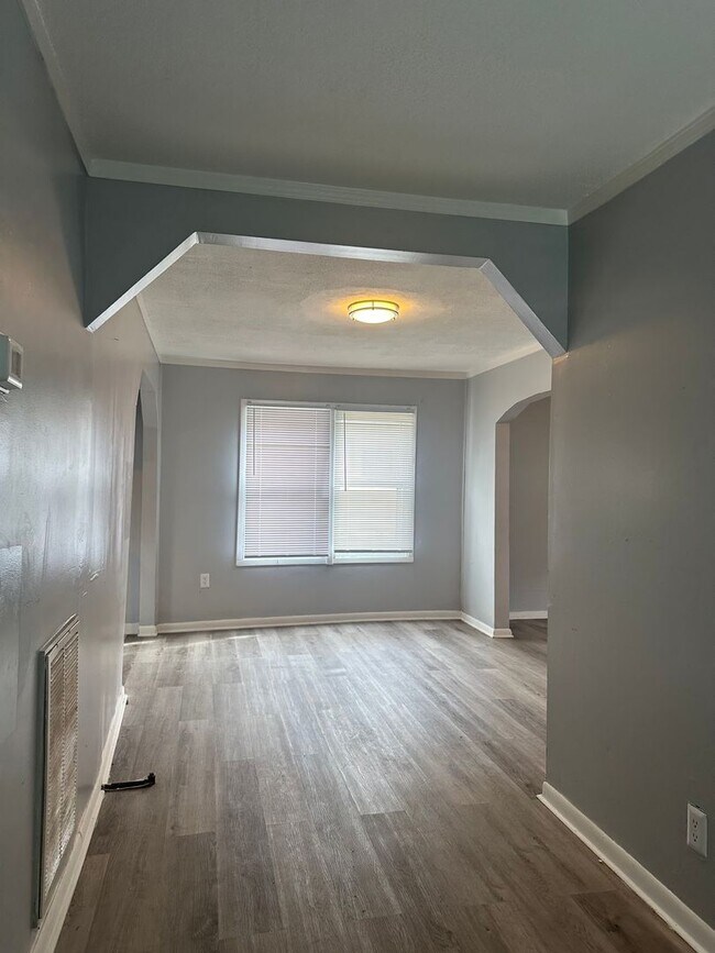 Building Photo - Welcome to this charming 3-bedroom, 1-bath...