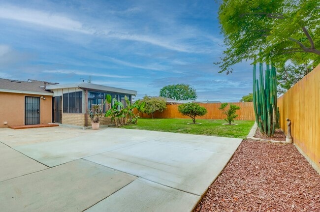 Building Photo - 3926 Aragon Dr