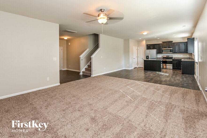 Building Photo - 8929 Lilac Tree Ave