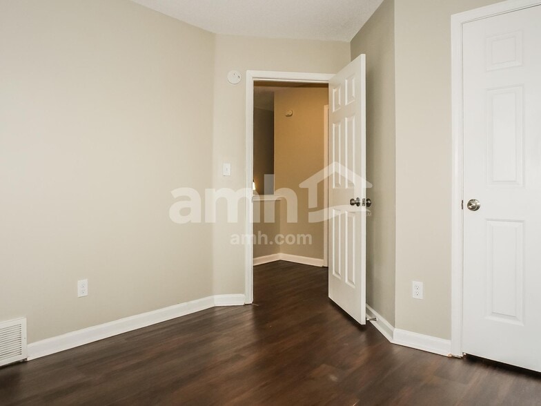 Building Photo - 7748 Parkmont Dr