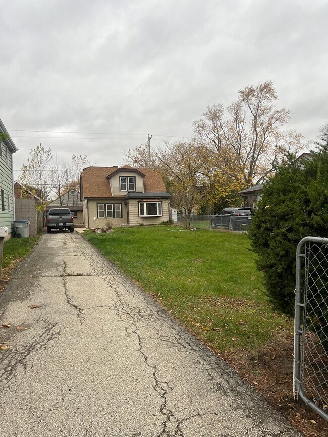 Building Photo - 3 Bedroom Single Family