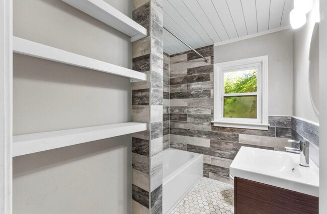 Building Photo - Charming 3-Bedroom Home in Pensacola!