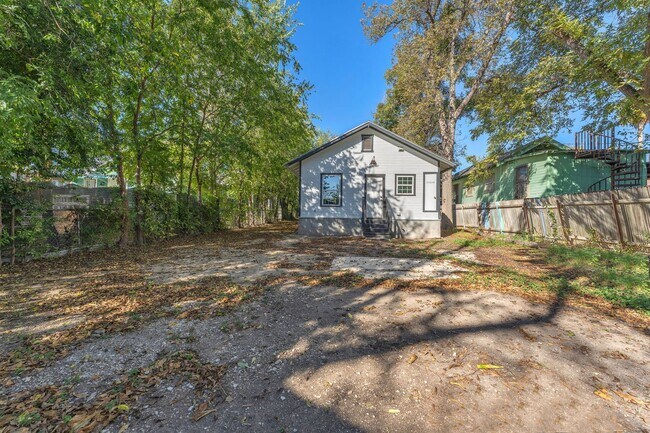 Building Photo - All Units Are Available With Brandnew Full Appliance Package