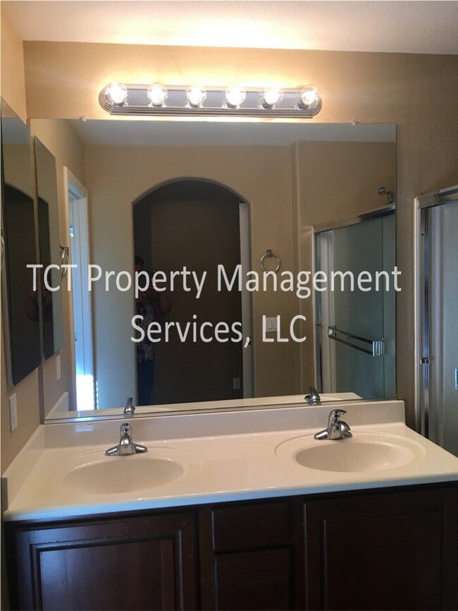 Building Photo - Upgraded Beautiful 3 bedroom 2.5 bath townhouse in The Cottages