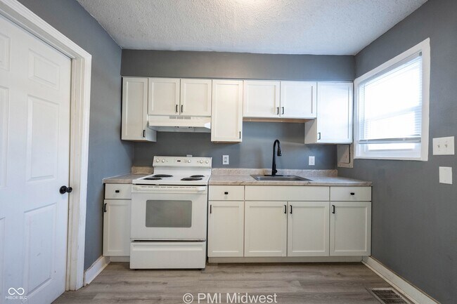 Building Photo - 6054 E 16th St