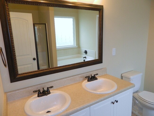 Building Photo - 899 Westlawn Dr