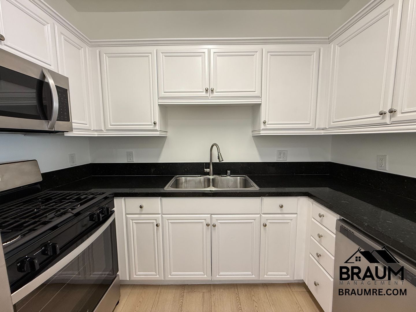 Building Photo - 10849 Fruitland Dr