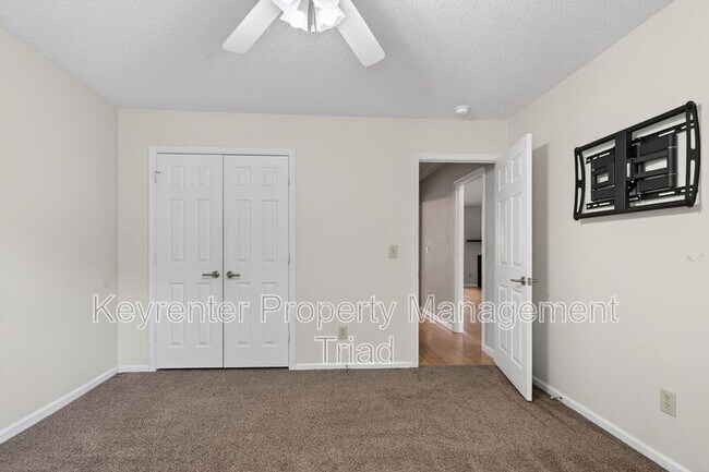 Building Photo - 10 Manor Ridge Ct