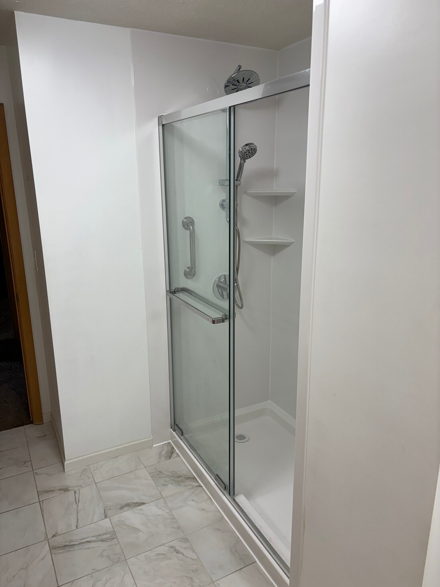 Main shower (never been used) - 815 E 6th St