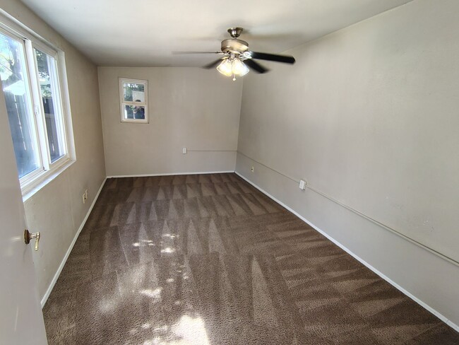 Building Photo - 1538 Maplewood Dr