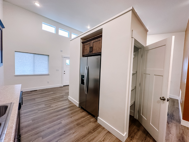 Building Photo - $500 OFF FIRST MONTHS RENT