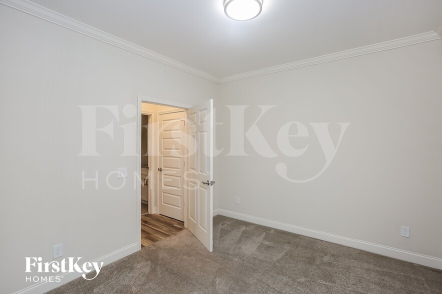 Building Photo - 215 Parkwood Dr NW