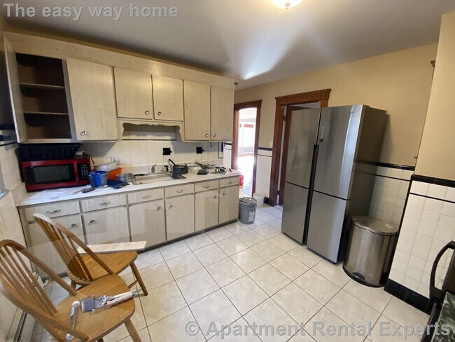 Building Photo - 2-4 Goldsmith Ave Unit #1