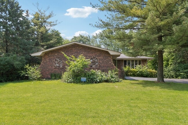 Building Photo - 13115 Maple Rd
