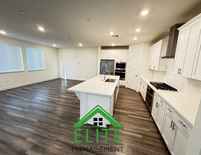 Building Photo - Spacious and Modern 4-Bedroom Home in Desi...