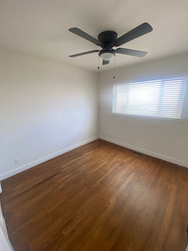 Building Photo - Spacious 2 Bedroom, 1 Bathroom Duplex with...