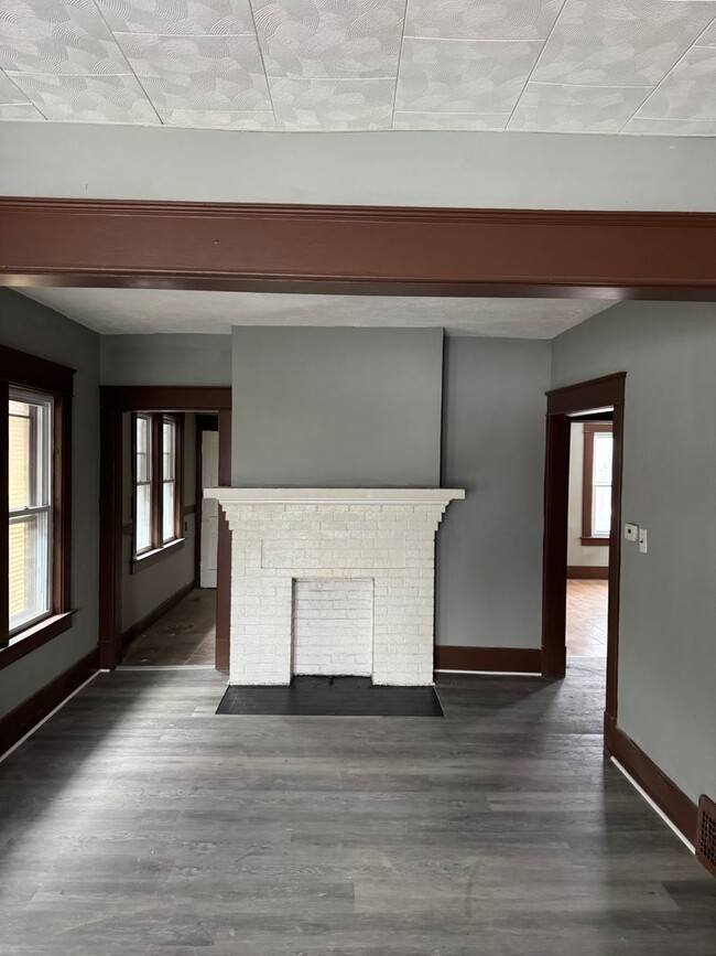 Building Photo - 2 bedroom 1 bath second floor unit