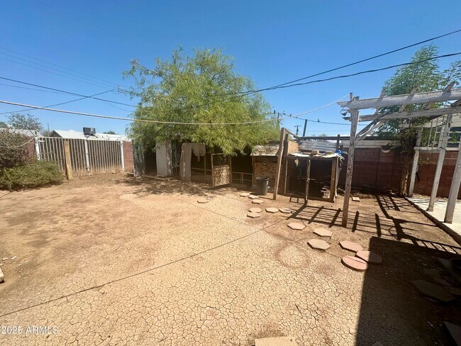 Building Photo - 3038 W Palm Ln