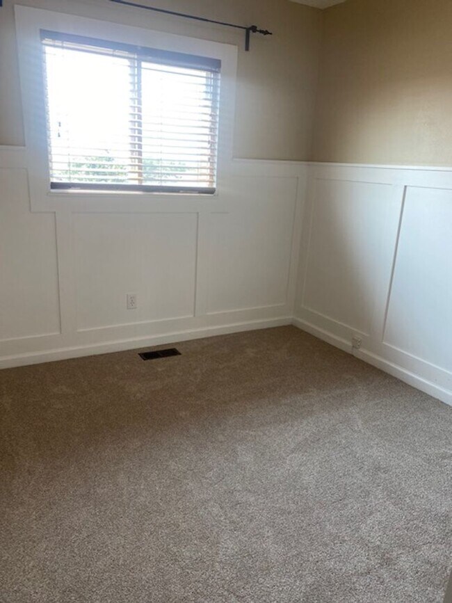 Building Photo - 3 Bedroom Tri-level in Woodland Hills