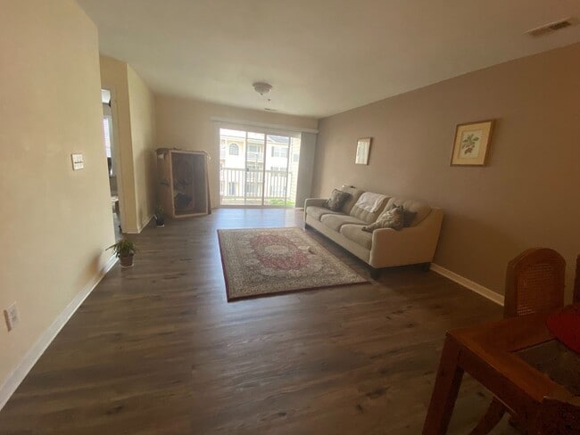 Building Photo - Third Level Condo in Kernersville!