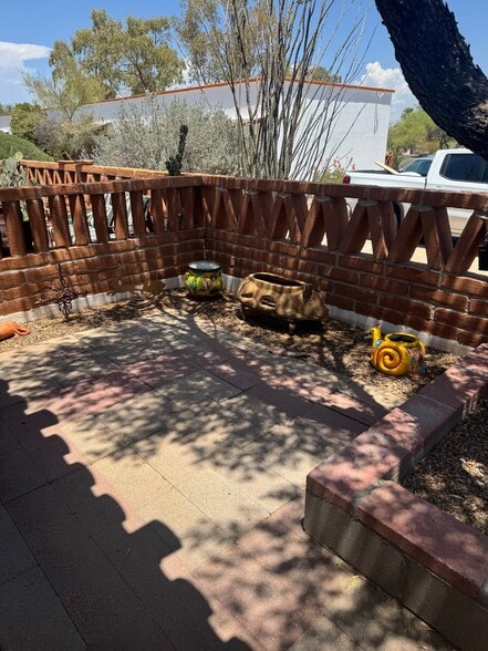 Building Photo - 386 South La Cañada Drive
