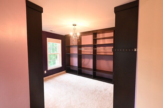 Building Photo - Gorgeous Charter Colony Cul-de-Sac Home: 4 Bed, 2.5 Bath Home with Screened-In Porch