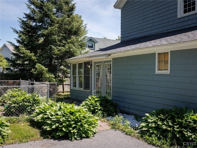 Building Photo - 427 East Ave