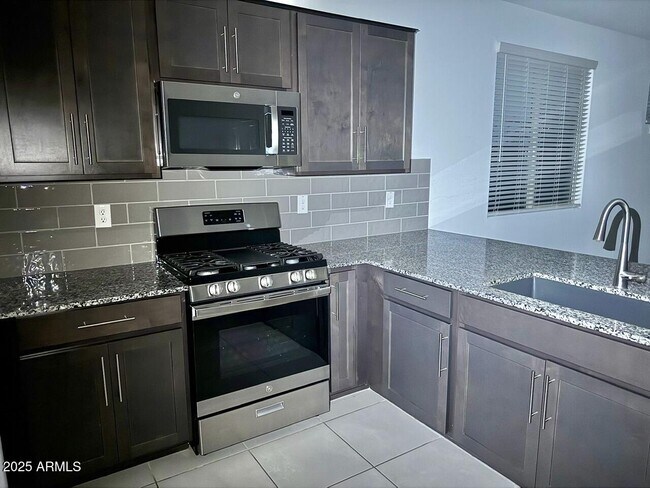 Building Photo - 8905 W Orange Dr