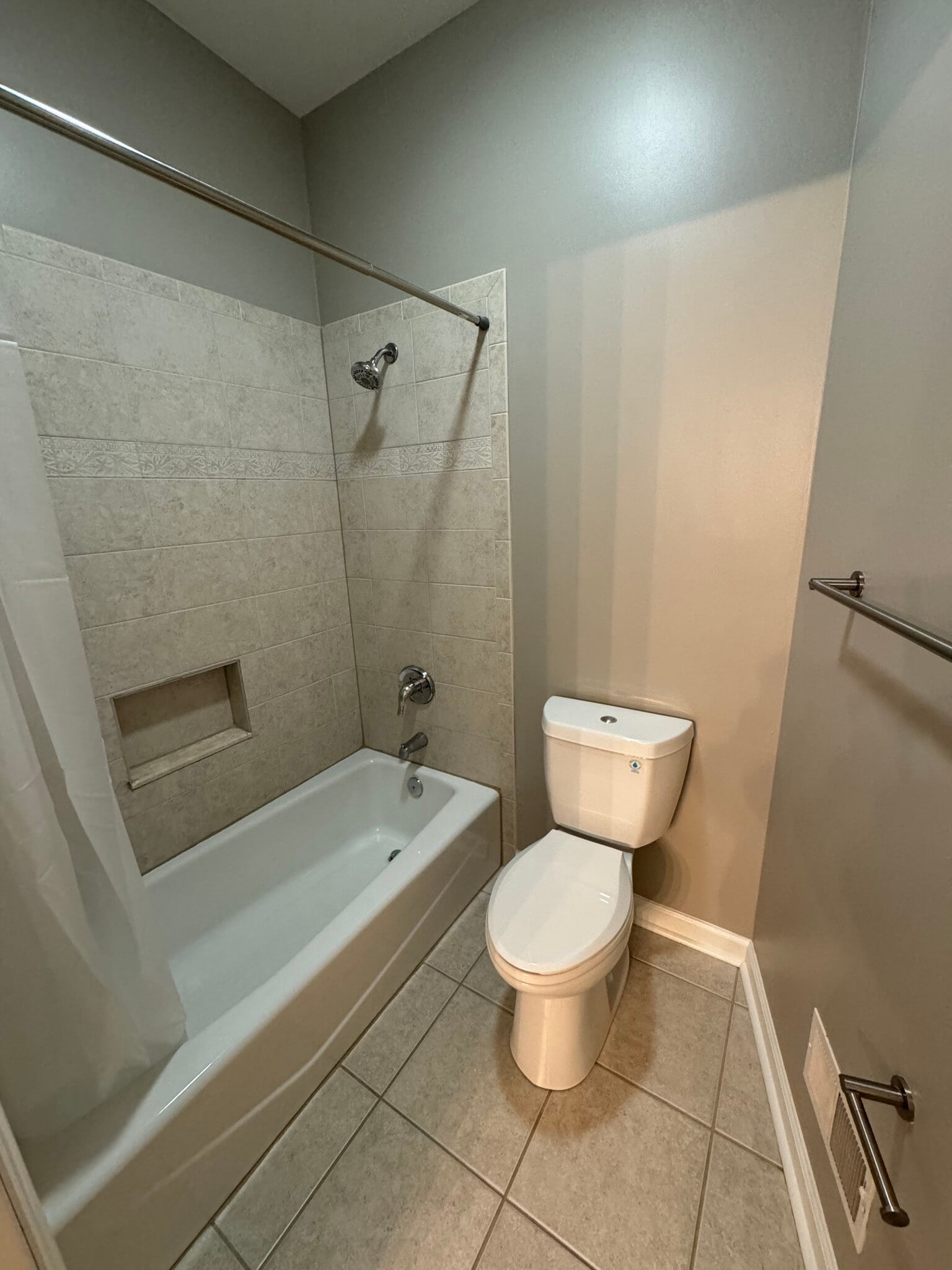 Separate tub/shower room - 5827 Pierce St