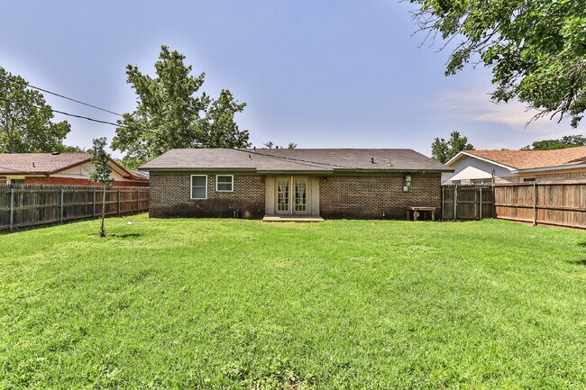 Building Photo - Sharp 3 Bedroom in LISD