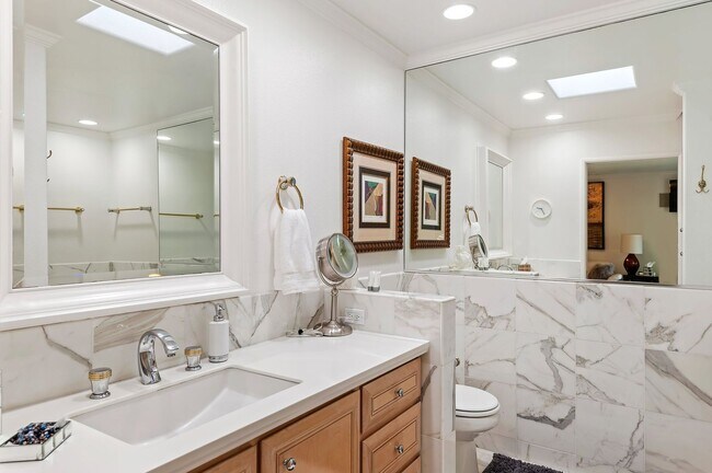 Building Photo - RARELY offered! Top floor three bedroom 2.5 bath El Escorial condo, fully furnished at East Beach.